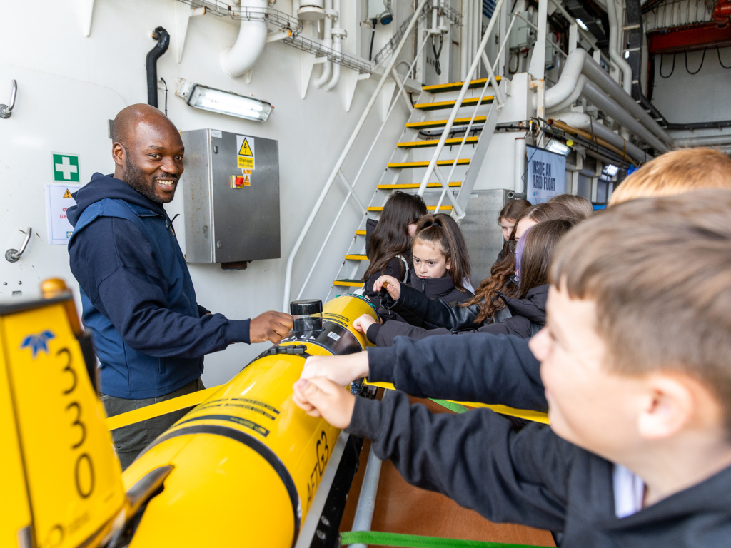 A small group of primary-aged children find out about gliders 